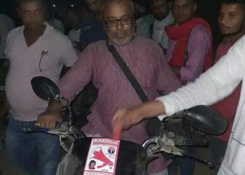 चुनाब नजिकै सि के राउतको नेताकार्यकर्ता पैसा बाडने क्रममा पक्राउ ।