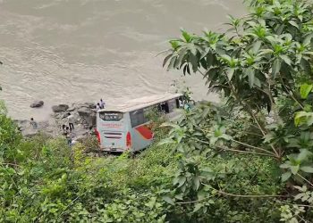 कारसँग ठोक्किएर त्रिशुली किनारमा बस खस्दा २० जना घाइते