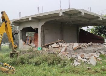 करोडौंको जग्गा हड्पेर बनाइएको घरमा वन कार्यालयले चलायो डोजर