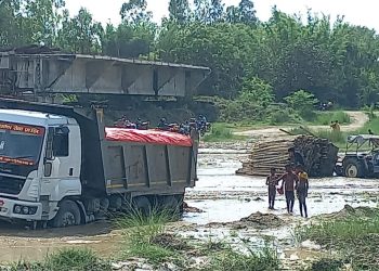 पूर्व-मन्त्री रघुवीर महासेठकै क्षेत्रमा बर्षौदेखि बनेन सानो पुल, जन्ता मारमा