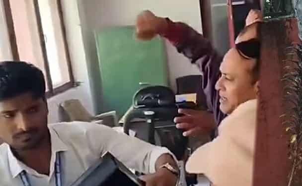 लोसपाका पूर्व साँसद परमेश्वरसाहले  कर्मचारी पंकज कुमार यादवलाई कुटे