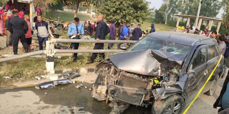 धनुषामा कारले साइकलमा सवार दम्पतीलाई ठक्कर दिँदा श्रीमतीको मृत्यु, श्रीमान् गम्भीर घाइते
